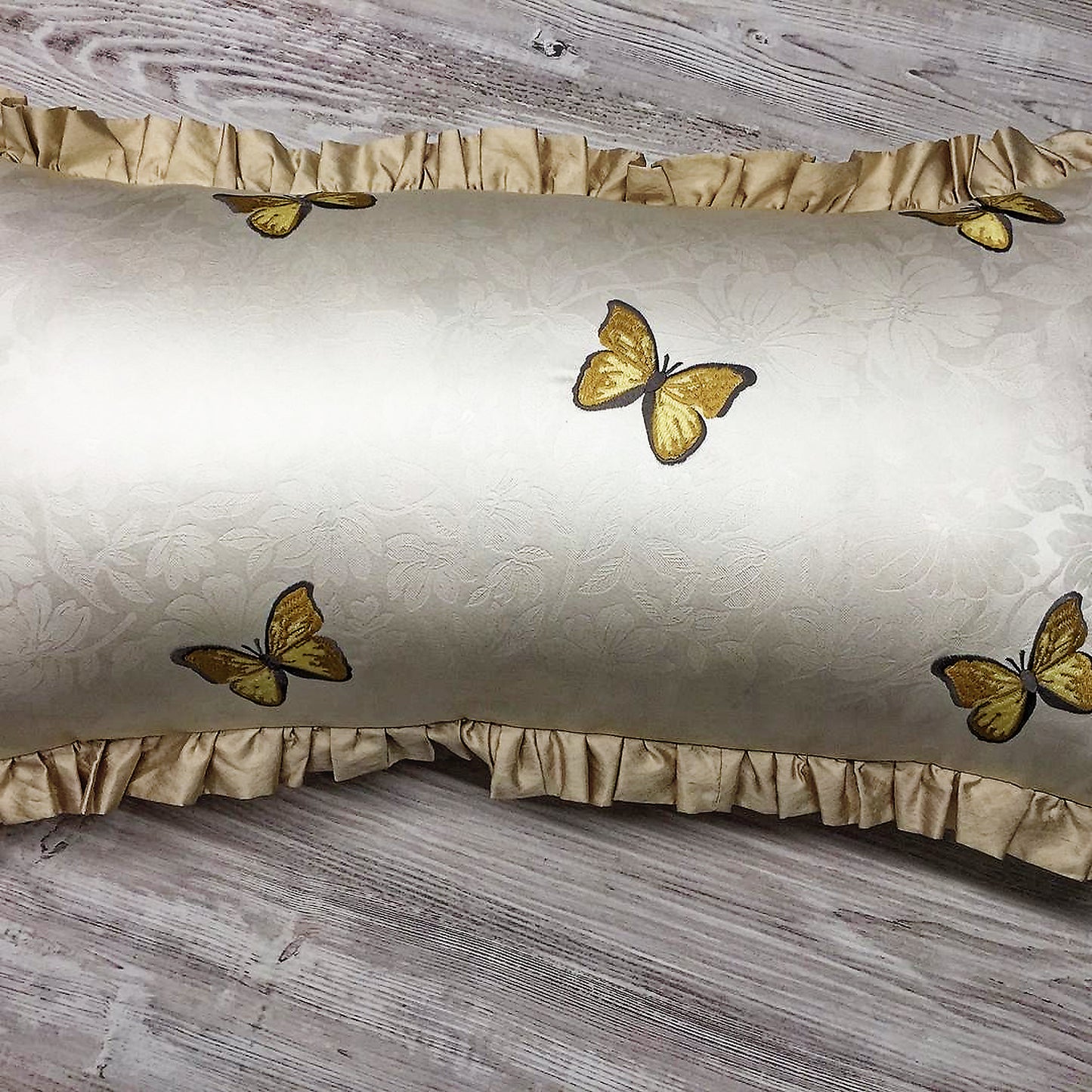 Роскошная подушка "Бабочки в полете"