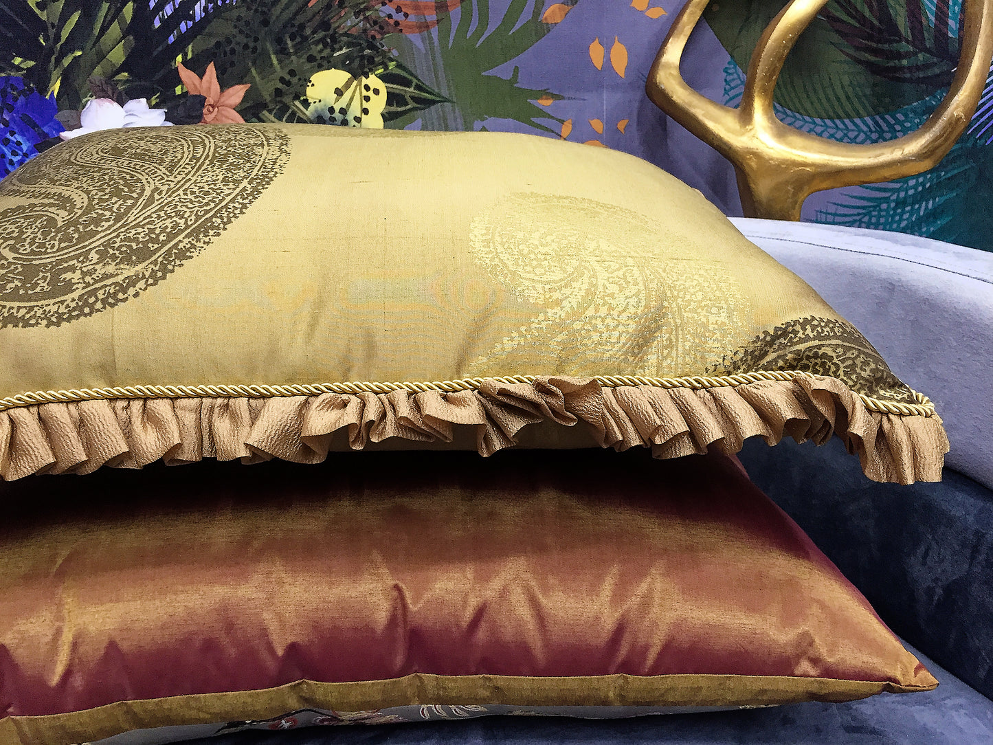 Luxury cushion "Golden Paisley"