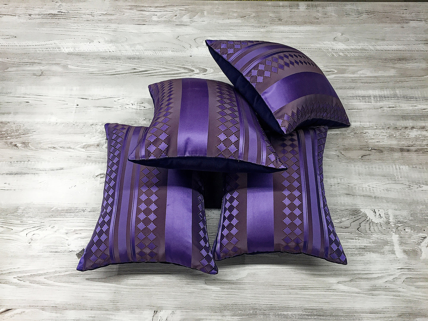 Роскошная подушка "Пурпурный бархат и шелк"